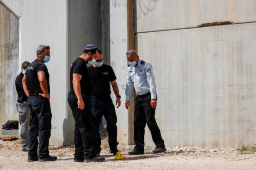 שוטרים וסוהרים מחוץ לכלא גלבוע, בזירת הבריחה של ששת האסירים הפלסטינים, ב-6 בספטמבר 2021 (צילום: פלאש90)