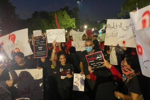 מחאה נגד הפשיעה והרצח בחברה הערבית, מול משטרת לוד, ב-5 בספטמבר 2021 (צילום: סמאח סלאימה)