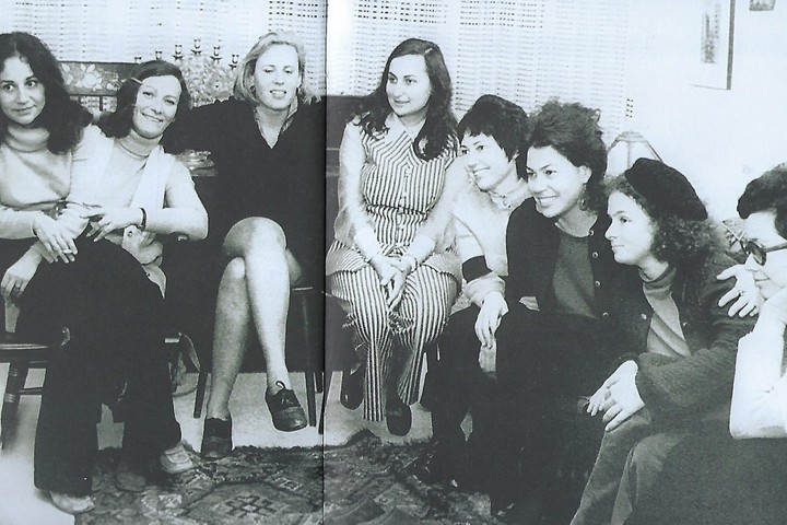 מייסדות התנועה הפמיניסטית הישראלית, בצילום מהסלון של מרשה פרידמן בחיפה, שהתפרסם בכתבה הראשונה על התנועה החדשה, במגזין "את", 1971. משמאל לימין: מרשה פרידמן ז"ל על ברכיה של שושנה אילינגס ז"ל, מרילין ספר, ג'ודי היל ז"ל, מלכה מעון ז"ל, אחותה של מלכה נעמי נמרוד, מלכה פרקל, אתי בן זיו