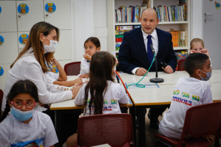 ראש הממשלה זרק אחריות והעביר אותה למשרד החינוך. נפתלי בנו ויפעת שאשא ביטון ביום פתיחת הלימודים (צילום: פלאש 90)