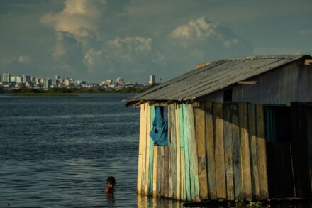 ועידות האקלים סובלות מחוסר איזון בין הדרום הגלובלי לצפון. הצפה של נהר באזור האמזונס בברזיל (צילום: רפאל אלבס, קרן המטבע העולמי / CC BY-NC-ND 2.0)