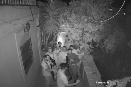 לא מרגישים בטוחים בביתם. חיילים ומתנחלים בבית משפחה פלסטינית בשכונת ואדי חסין בחברון (צילום: מצלמת אבטחה)
