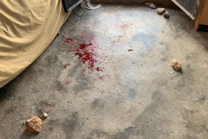 כתמי הדם במקום שבו נפצע הילד מוחמד חמאמדה בכפר מופגרה בדרום הר חברון (צילום: alliance for human rights)