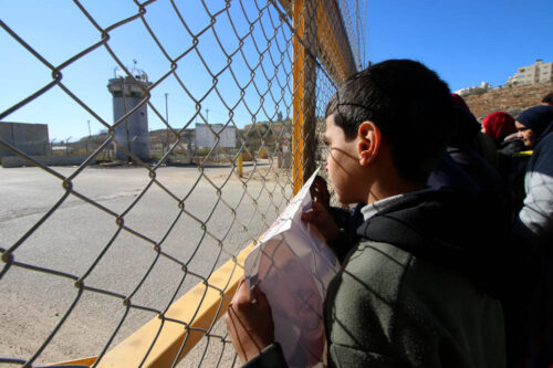 מיליון פלסטינים ישבו בכלא מאז הכיבוש. משפחות אסירים מפגינים מחוץ לכלא עופר (צילום: אחמד אל-באז/ אקטיבסטילס)