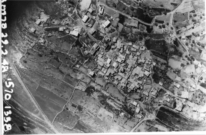 צילום אוויר של הכפר סאריס, 1945 ( ארכיון התמונות של יד יצחק בן צבי, הספריה הלאומית)