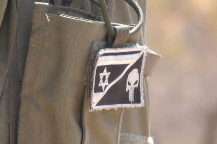 בחנויות אומרים שיש ביקוש גדול אצל חיילים. סמל "המעניש" על מדי חייל באזור חברון (צילום: בצלם)