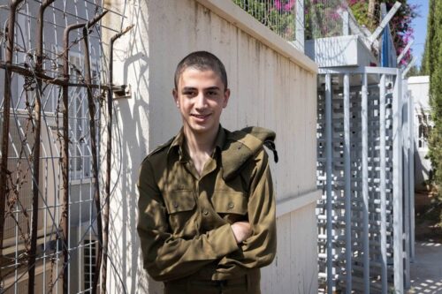 כששמעתי שאלך ל-90 יום לפחות בכלא הזדעזעתי, אבל זה לא היה טראומטי". ערן אביב מול הכניסה לבקו"ם (צילום: אורן זיו)
