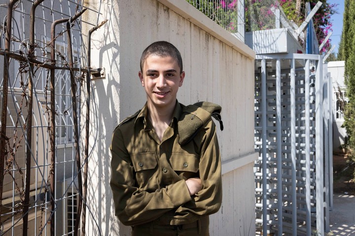 כששמעתי שאלך ל-90 יום לפחות בכלא הזדעזעתי, אבל זה לא היה טראומטי". ערן אביב מול הכניסה לבקו"ם (צילום: אורן זיו)