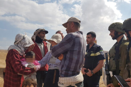 אין חוקר דובר ערבית בתחנה במשטרת ש"י. מעצר רועת הצאן בח'אלת מכחול (צילום: עודד פאפוריש)