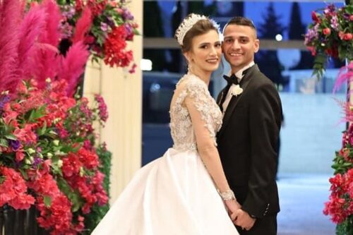 עאסם סלטי וע'איד אבו ראס בחתונתם, במאי 2021 (צילום: איהאב חוסרי)