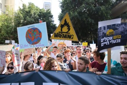 מפגינים צעירים מובילים את מצעד האקלים בתל אביב, 29.10.21 (אורן זיו)