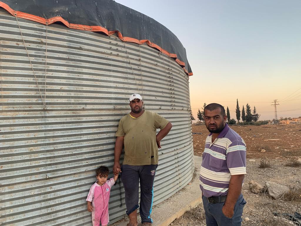 "רק שלא נהפוך לפליטים". עות'מאן אבו קביטה (מימין) עם אחיו ובתו