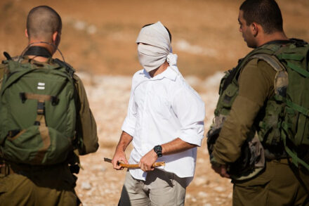 המתנחלים והצבא הולכים יד ביד. מתנחל מחוות מעון משוחח עם חיילים (צילום: יותם רונן / אקטיבסטילס)