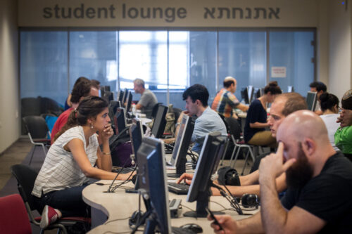 לעצם הידע יש חשיבות חברתית, מעבר להיבט של שיפור המעמד הכלכלי. סטודנטים באוניברסיטה העברית (צילום: מרים אלסטר / פלאש 90)