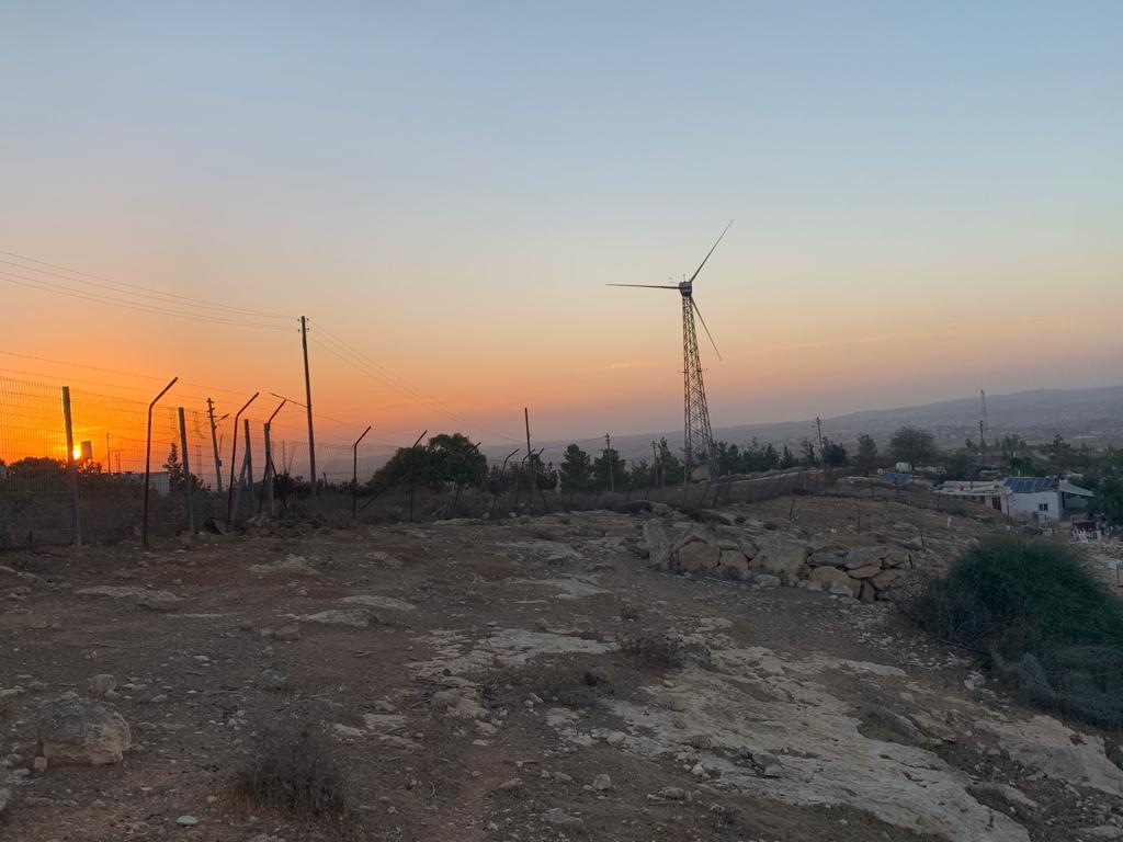כל תנועה החוצה מהכפר כרוכה בחיפוש. הגדר המפרידה בין הכפר לסיפר והגדה המערבית (צילום: באסל אל עדרה)