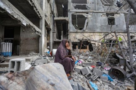 לא יודעת איך להמשיך לחיות. אשה בבית חנון אחרי הפצצה ישראלית במבצע "שומר חומות", מאי 2021 (צילום: מוחמד זאנון / אקטיבסטילס)
