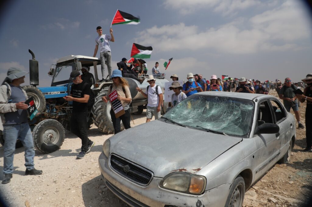 הנוכחות של מאות מפגינים ישראלים במקום שבו המתנחלים והצבא רגילים להתעלל בפלסטינים היא בעלת חשיבות רבה. ההפגנה בדרום הר חברון (צילום: קרן מנור / אקטיבסטילס)