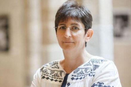 "איך אפשר לפרסם הצהרה כזו בעיתונות מבלי לשמוע מה יש לארגונים לטעון? בלי משפט או זכות שימוע?" סחר פרנסיס, מנהלת המרכז המשפטי א-דמיר (באדיבות המצולמת)