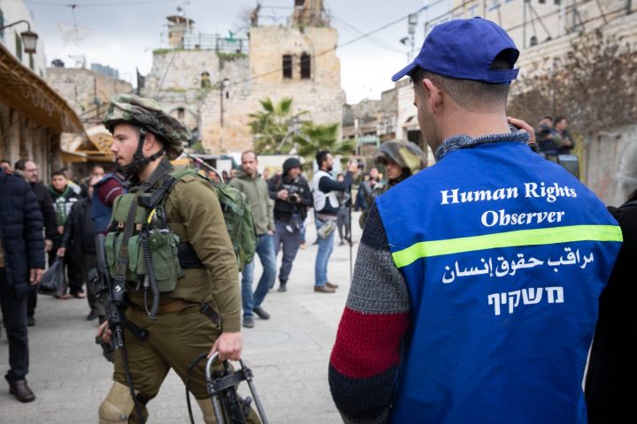 מאפשרים לדעת מה קורה תחת הכיבוש הישראלי. משקיף בינלאומי במחאה ברחוב שוהדא בחברון (צילום: אורן זיו)