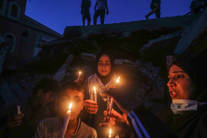 שום מקום לא בטוח. נשים מדליקות נרות במחאה אחרי הפצצת חיל האוויר בעזה במבצע "שומר חומות" (צילום: עבד רחים אלרחמן / פלאש 90)