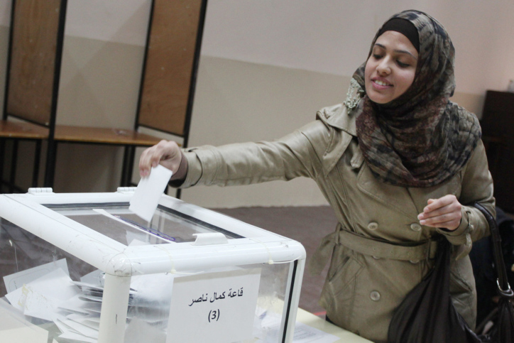 91 אחוז מציינים דמוקרטיה כעדיפות עליונה. סטודנטית מצביעה בבחירות באוניברסיטת ביר זית (צילום: עיסאם רימאווי / פלאש 90)