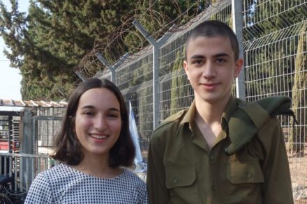 לא קל לדבר על פוליטיקה בכלא. שחר פרץ וערן אביב