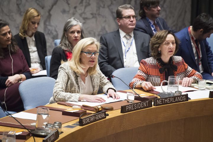 "בדקנו ולא מצאנו כלום". זיגיד קאאג, שרת החוץ ההולנדית (משמאל) במועצת הביטחון של האו"ם (צילום: ממשלת הולנד CC BY-SA 2.0)