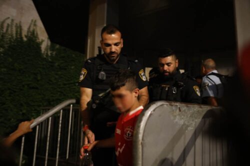 שוטרים משחררים ילד בן 7 שנעצרבסןף מצעד הדגלים בשער שכם במזרח ירושלים, ב-15 ביוני 2021 (צילום: אורן זיו)