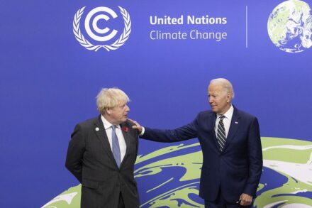 נשיא ארה"ב, ג'ו ביידן, וראש ממשלת בריטניה, בוריס ג'ונסון, בוועידת האקלים בגלזגו, ב-1 בנובמבר 2021 (צילום: Simon Dawson / No 10 Downing Street, CC BY-NC-ND 2.0)