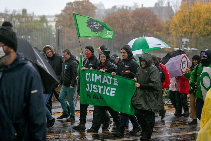 מפגינים בגלזגו, סקוטלנד, בזמן ועידת האקלים (צילום: Friends of the Earth International, CC BY-NC-ND 2.0)