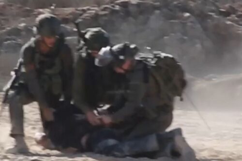 יונתן פולק מותקף ונחנק על ידי חיילים באזור ביתא, ב-5 בנובמבר 2021 (צילום מסך מתוך סרטון שצילם הצלם עבד אלרחמן יונס)