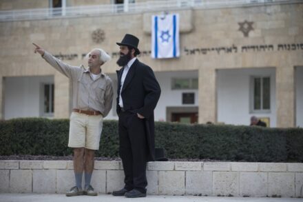 שחקנים מחופשים לדוד בן גוריון ולבנימין זאב הרצל, במהלך טקס לציון החגיגות שפרצו אחרי ההצבעה בעצרת האו"ם על תוכנית החלוקה ב-29 בנובמבר 1947 (צילום: יונתן זינדל / פלאש90)