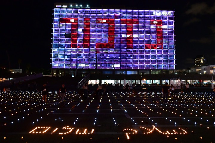 נרות בכיכר רבין ביום השנה ה-26 לרצח, ב-18 באוקטובר 2021 (צילום: תומר נויברג / פלאש90)