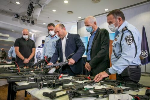 ראש הממשלה נפתלי בנט, השר לביטחון פנים עמר בר-לב ומפכ"ל המשטרה קובי שבתאי בוחנים את הנשק שנתפס, ב-9 בנובמבר 2021 (צילום: יוסי אלוני / פלאש90) ראש הממשלה נפתלי בנט, השר לביטחון פנים עמר בר-לב ומפכ"ל המשטרה קובי שבתאי בוחנים את הנשק שנתפס, ב-9 בנובמבר 2021 (צילום: יוסי אלוני / פלאש90)
