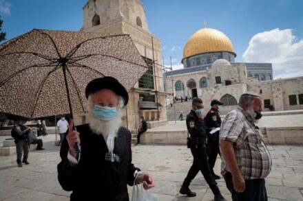 כוחות ביטחון ישראליים מלווים קבוצת יהודים דתיים בביקור בכיפת הסלע בתוך מתחם אל אקצא (הר הבית) (צילום: יוסי זמיר / פלאש90)
