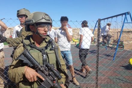 מתנחלים פולשים לגן משחקים בסוסיא, בליווי הצבא, ב-6 בנובמבר 2021 (צילום: אחמד נאסר)