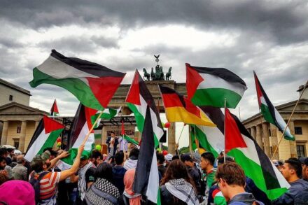 מאז ההחלטה בפרלמנט הגרמני, כל ביקורת על ישראל נתפסת כאנטישמיות. הפגנת סולידריות עם פלסטין בברלין ב-2018 (Hossam el-Hamalawy/Flickr/CC BY 2.0)