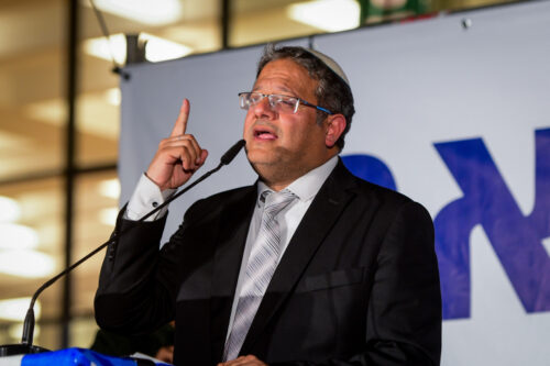 "האיש והאגדה". כך הציגו את איתמר בן גביר בהפגנה אתמול בכיכר הבימה (צילום: אבשלום ששוני / פלאש 90) "האיש והאגדה". כך הציגו את איתמר בן גביר בהפגנה אתמול בכיכר הבימה (צילום: אבשלום ששוני / פלאש 90)