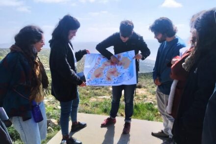 "לאפשר מרחב בטוח לערעור ולהרהור על מציאות החיים של הפלסטינים תחת שלטון צה"ל וישראל". משתתפי סמינר "מעבר להרים" (באדיבות המארגנים)