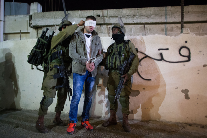 ארגוני זכויות האדם מגינים על הפלסטינים, אבל מי יגן עליהם. מעצר של פלסטיני בבית לחם (צילום: נתי שוחט / פלאש 90)