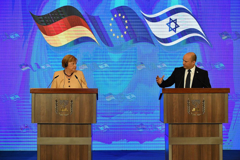 הבטיחה שגרמניה תשמור על ביטחון ישראל. אנגלה מרקל עם נפתלי בנט (צילום: יואב דודקביץ'/פול)