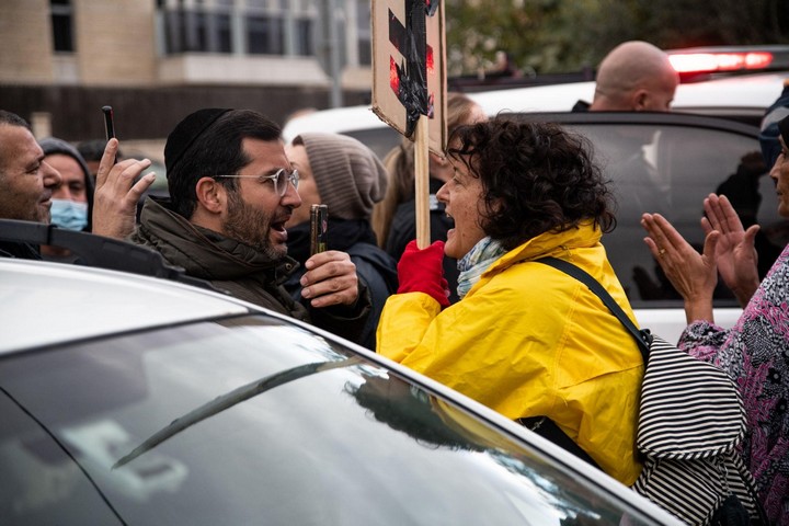 חבר מועצת העיר יוני יוסף, מתריס כנגד מפגינים בעת האירועים בשייח' ג'ראח ב-24 בדצמבר 2021 (צילום: מתן גולן)