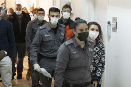 פעילי השמאל יהלי צ'ליק, מתן קדיש ויסמין ערן-ורדי בבית המשפט, ב-2 בדצמבר 2021 (צילום: אורן זיו)