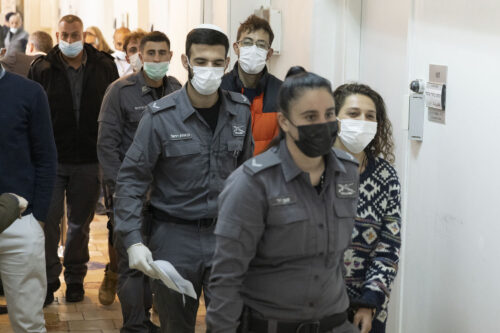 פעילי השמאל יהלי צ'ליק, מתן קדיש ויסמין ערן-ורדי בבית המשפט, ב-2 בדצמבר 2021 (צילום: אורן זיו)