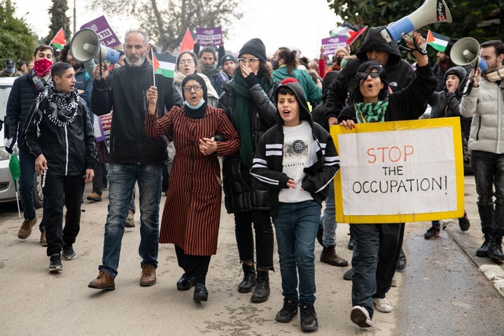 פאטמה סאלם, סאלח דיאב ופעילות בצעדה ב-24 בדצמבר 2021 (צילום: מתן גולן)