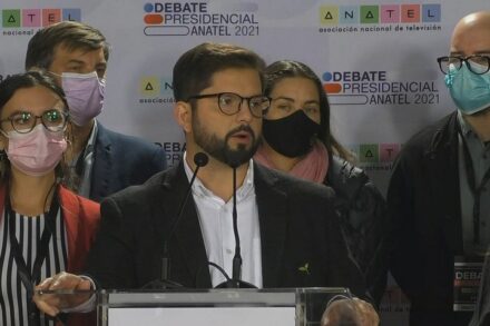 גבריאל בוריץ' בדיבייט במערכת הבחירות בצ'ילה, ב-15 בנובמבר 2021 (צילום: Mediabanco Agencia, CC BY 2.0)