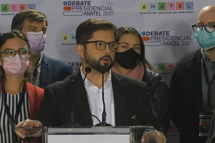 גבריאל בוריץ' בדיבייט במערכת הבחירות בצ'ילה, ב-15 בנובמבר 2021 (צילום: Mediabanco Agencia, CC BY 2.0)