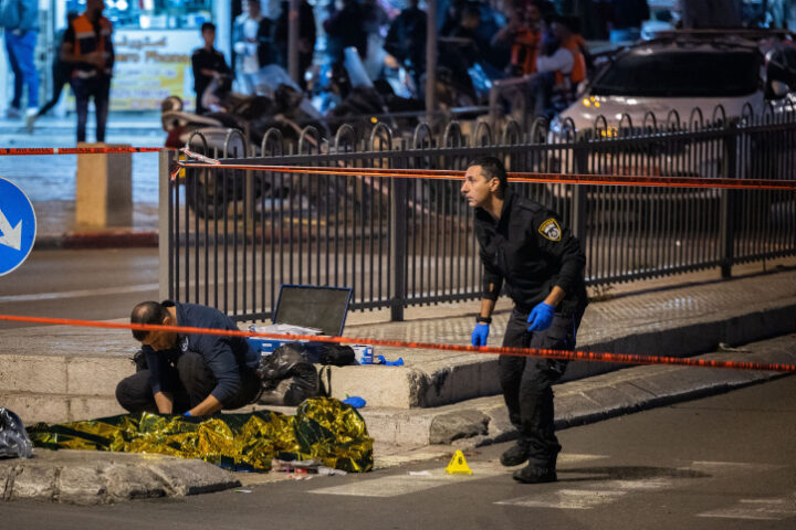 שוטרים ליד גופתו מוחמד סלימה, שנורה על ידי שוטרים בשער כם לאחר שדקר חרדי, 4 בדצמבר 2021 (צילום: יונתן זינדל/ פלאש90)