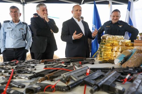 ראש הממשלה נפתלי בנט והמפכ"ל קובי שבתאי בביקור ברהט, ב-6 בדצמבר 2021 (צילום: נועם רבקין פנטון / פלאש90) ראש הממשלה נפתלי בנט והמפכ"ל קובי שבתאי בביקור ברהט, ב-6 בדצמבר 2021 (צילום: נועם רבקין פנטון / פלאש90)