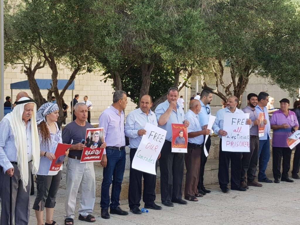 בפעם הראשונה ראה בית משפט מבפנים. הפגנה למען שחרורו של אגבריה מול בית המשפט בחיפה (צילום באדיבות דף הפייסבוק לשחרור רג'א אגבריה)